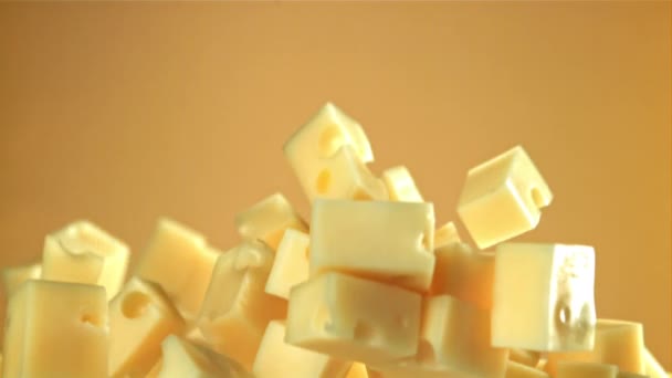 치즈의 슬로우 조각이 날아가 아래로 떨어집니다 1000 Fps의 카메라로 촬영했습니다 — 비디오