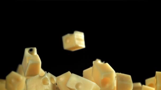 Siyah Arkaplandaki Peynirin Süper Yavaş Çekim Parçaları 1000 Fps Yüksek — Stok video