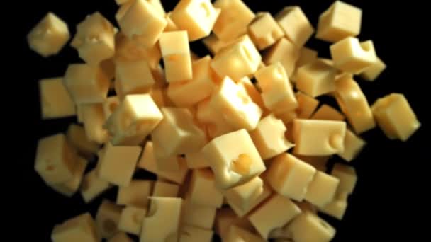 Siyah Arkaplandaki Peynirin Süper Yavaş Çekim Parçaları 1000 Fps Yüksek — Stok video