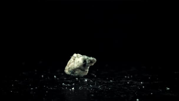 Super Zeitlupe Blauschimmelkäse Auf Schwarzem Hintergrund Gefilmt Mit Einer Hochgeschwindigkeitskamera — Stockvideo