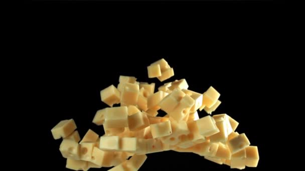Сверхмедленные Кусочки Сыра Черном Фоне Снято Высокоскоростную Камеру Скоростью 1000 — стоковое видео