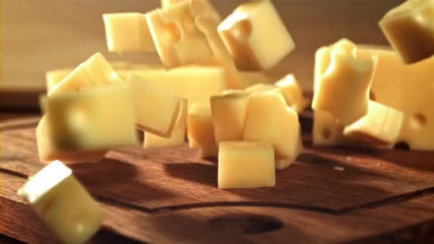 Супер Медленные Кусочки Сыра Падают Разделочную Доску Снято Высокоскоростную Камеру — стоковое видео