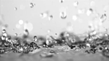 Süper yavaş çekim mavi arka planda su sıçratır. 1000 fps 'de yüksek hızlı bir kamerayla çekildi. - Evet. Yüksek kaliteli FullHD görüntüler