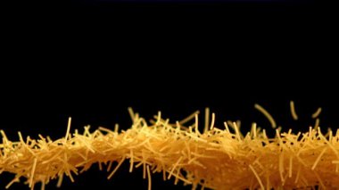 Süper yavaş çekimde kuru makarna düşüyor. 1000 fps 'de yüksek hızlı bir kamerayla çekildi. Yüksek kaliteli FullHD görüntüler