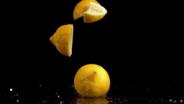 레몬은 검은색 배경에 매혹적인 비디오에서 천천히 떨어집니다 클로즈업 매크로 스타일에서 — 비디오