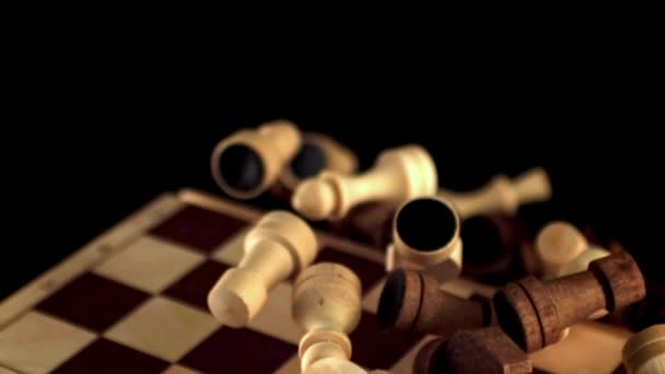 Sakkfigurák Gyűjteménye Sötét Háttérrel Egy Elegáns Eseményre Emlékeztetve Irodai Berendezések — Stock videók