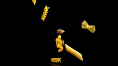 Süper yavaş çekimde kuru makarna düşüyor. 1000 fps 'de yüksek hızlı bir kamerayla çekildi. Yüksek kaliteli FullHD görüntüler