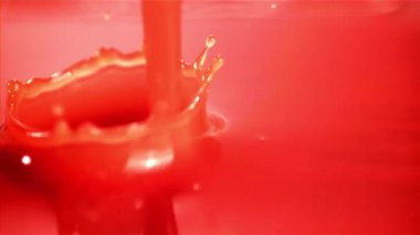 Süper yavaş çekimde domates suyu dökülüyor. 1000 fps 'de yüksek hızlı bir kamerayla çekildi. Yüksek kaliteli FullHD görüntüler