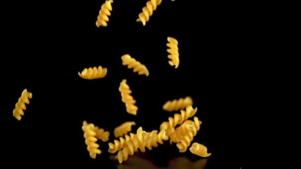 Superzeitlupe Trockene Pasta Fällt Gefilmt Mit Einer Hochgeschwindigkeitskamera Bei 1000 — Stockvideo