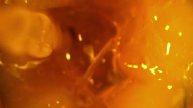 Süper yavaş çekimde portakal suyu akıntıyla doluyor. FPS 1000 'de çekildi. Yüksek kaliteli FullHD görüntüler