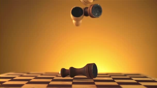 Šachová Figurka Elegantně Sestupuje Dřevěnou Šachovnici Pod Zataženou Oblohou Vytváří — Stock video