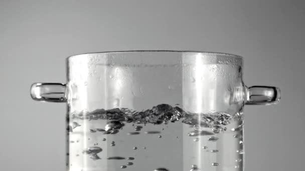 Монохроматичне Зображення Скляного Циліндра Наповненого Водою Демонструє Красу Посуду Чистоту — стокове відео