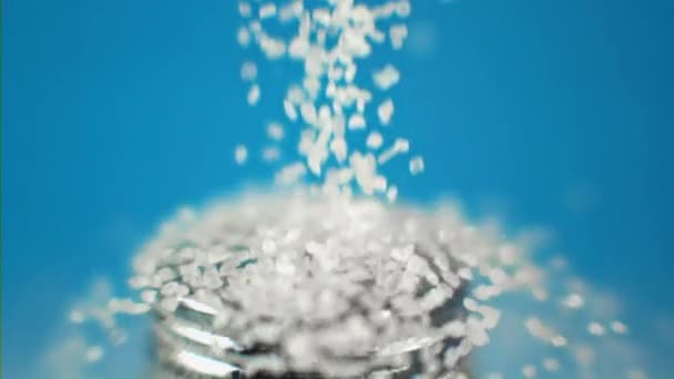 一个视频显示盐被倒入一个盐瓶和一个蓝色背景的罐子 在1000英尺每秒的高速相机上拍摄 是的优质Fullhd影片 — 图库视频影像