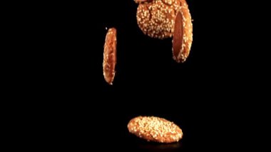 Süper yavaş çekim taze yulaf ezmeli kurabiyeler masaya düşer. Yüksek kaliteli FullHD görüntüler