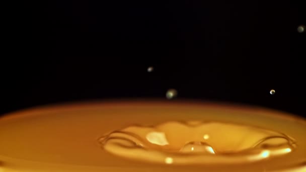 스플래시가있는 오렌지 주스는 유리에 부어집니다 고품질 Fullhd — 비디오