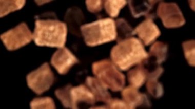 Kamış şekerinin süper yavaş çekim küpleri yükseliyor. Yüksek kaliteli FullHD görüntüler