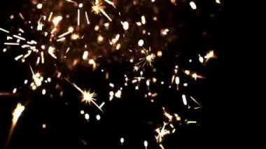 Siyah arka planda yeni yıl havai fişekleri. Yüksek kaliteli FullHD görüntüler