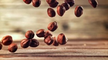 Süper yavaş çekimde fındıklar masaya düşer. Yüksek kaliteli FullHD görüntüler