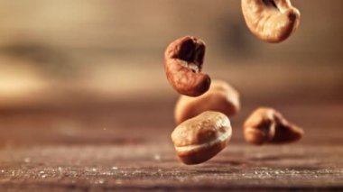 Süper yavaş çekimde kaju fıstığı masaya düşer. Yüksek kaliteli FullHD görüntüler