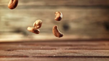 Süper yavaş çekimde kaju fıstığı masaya düşer. Yüksek kaliteli FullHD görüntüler