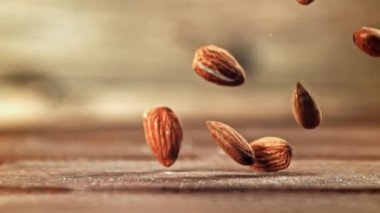 Süper yavaş çekim bademleri masaya düşer. Yüksek kaliteli FullHD görüntüler