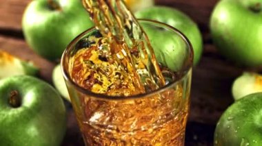 Taze yeşil elmalardan süper yavaş çekim suyu bir bardak hava kabarcığına döküldü. Yüksek kaliteli FullHD görüntüler