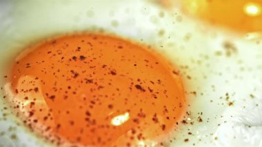 Çok yavaş çekimde pişmiş yumurta. Yüksek kaliteli FullHD görüntüler