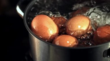 Süper yavaş çekim yumurtaları kaynayan suda kaynatılır. Yüksek kaliteli FullHD görüntüler