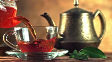 Süper yavaş çekimde bir hava kabarcığı çayı. Yüksek kaliteli FullHD görüntüler