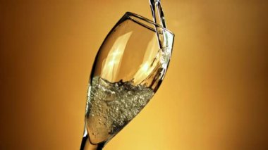 Süper yavaş çekimde şampanya hava kabarcıkları olan bir bardağa dökülür. Yüksek kaliteli FullHD görüntüler