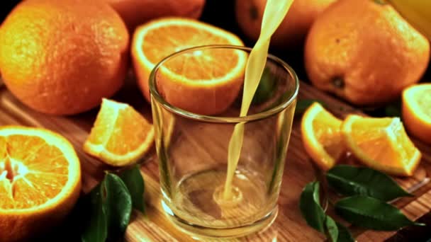 Склянку Вливають Апельсиновий Сік Сплесками Високоякісні Fullhd Кадри — стокове відео