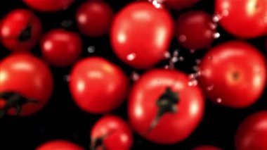 Koyu arkaplanda canlı kırmızı domatesler, çekirdeksiz meyveler. Bu doğal yiyecekler çeşitli yemeklerde popüler bir malzemedir ve besinlerle doludur. Bu da onları bir süper yiyecek yapar.