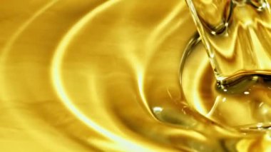 Süper yavaş çekimde zeytinyağı bir dereye su sıçratarak akıyor. Yüksek kaliteli FullHD görüntüler