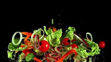 Marul, domates, biber ve soğan gibi taze doğal gıdalarla yapılmış lezzetli bir salata.