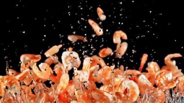 Süper yavaş çekimde taze karides uçar ve düşer. Yüksek kaliteli FullHD görüntüler