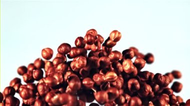 Süper yavaş çekimde soyulmuş fındıklar yukarı uçar ve aşağı düşer. - Evet. Yüksek kaliteli FullHD görüntüler