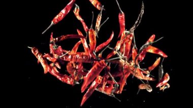 Süper yavaş çekimde kurutulmuş kırmızı biber uçar ve düşer. Yüksek kaliteli FullHD görüntüler