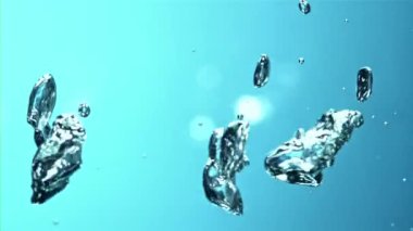 Su altında süper yavaş çekim hava kabarcıkları yavaş hareket eder. 1000 fps 'de yüksek hızlı bir kamerayla çekildi. Yüksek kaliteli FullHD görüntüler