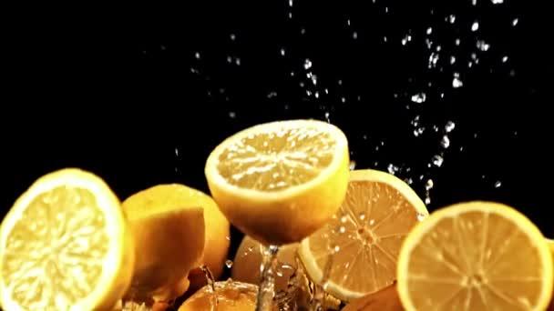 スーパースローモーションのレモンと水が飛び上がって落ちる 高品質のフルHd映像 — ストック動画