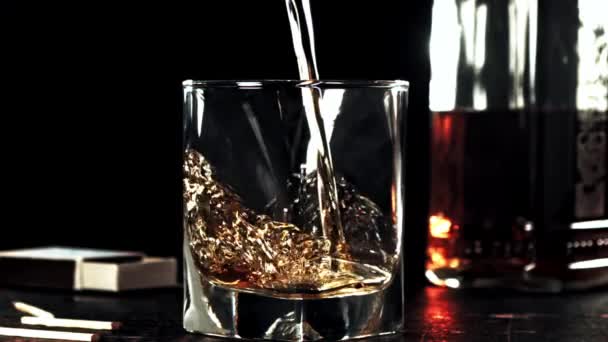 Whisky Cámara Lenta Con Salpicaduras Fluye Vaso Hielo Imágenes Fullhd — Vídeos de Stock