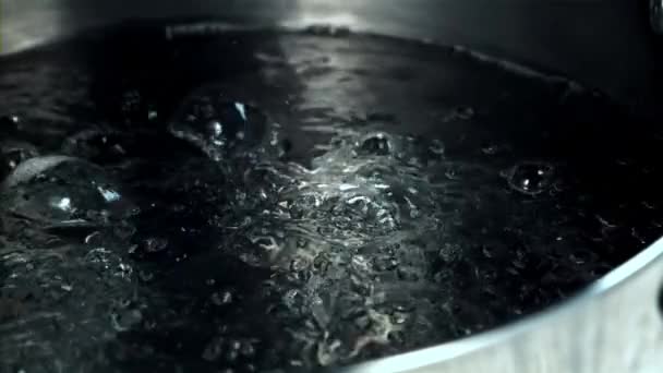 コンロップ上の液体加熱の鍋は 沸騰したカルドロンに似た泡を作り出します 自動車タイヤのガスのような夏の内部の水 — ストック動画