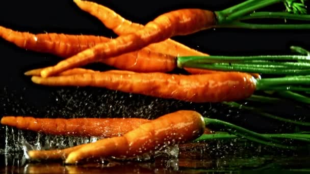 Супер Медленное Движение Свежая Морковь Падает Стол Высококачественные Fullhd Кадры — стоковое видео