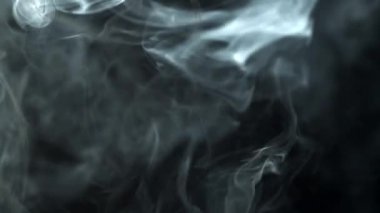 Süper yavaş çekimde beyaz duman yükseliyor. Yüksek kaliteli FullHD görüntüler