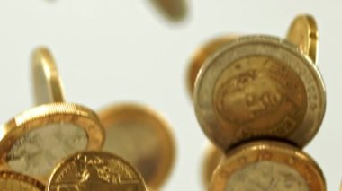 Süper yavaş çekimde Euro sikkeleri. Yüksek kaliteli FullHD görüntüler