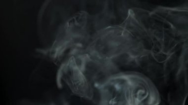 Süper yavaş çekimde beyaz duman yükseliyor. Yüksek kaliteli FullHD görüntüler