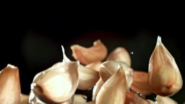 Süper yavaş çekimde sarımsak bir damla suyla uçar. Yüksek kaliteli FullHD görüntüler