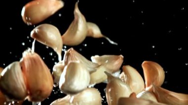 Süper yavaş çekimde sarımsak bir damla suyla uçar. Yüksek kaliteli FullHD görüntüler