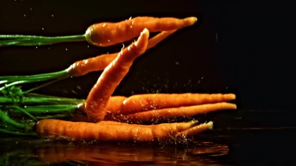 Zanahorias Frescas Cámara Súper Lenta Caen Sobre Mesa Imágenes Fullhd — Vídeo de stock