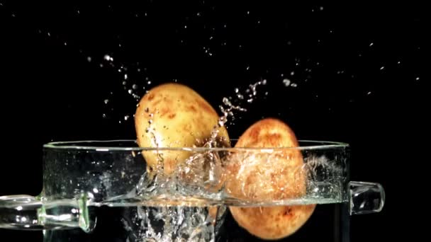 Las Patatas Cámara Súper Lenta Caen Una Olla Agua Con — Vídeos de Stock