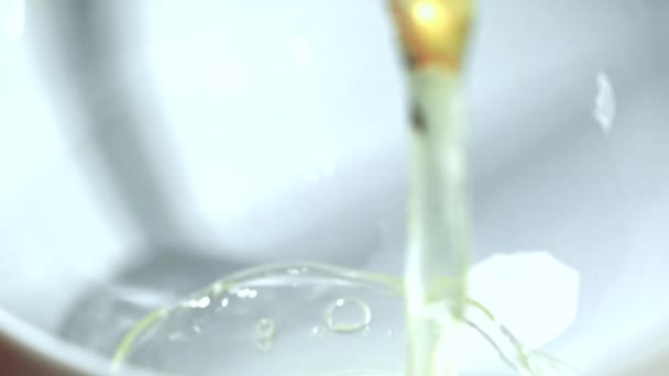 Супер Медленное Сырое Яйцо Падает Шапку Высококачественные Fullhd Кадры — стоковое видео